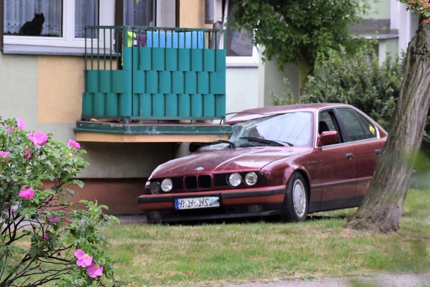 W Kaliszu 18-latek rozbił bmw o ścianę jednego z bloków