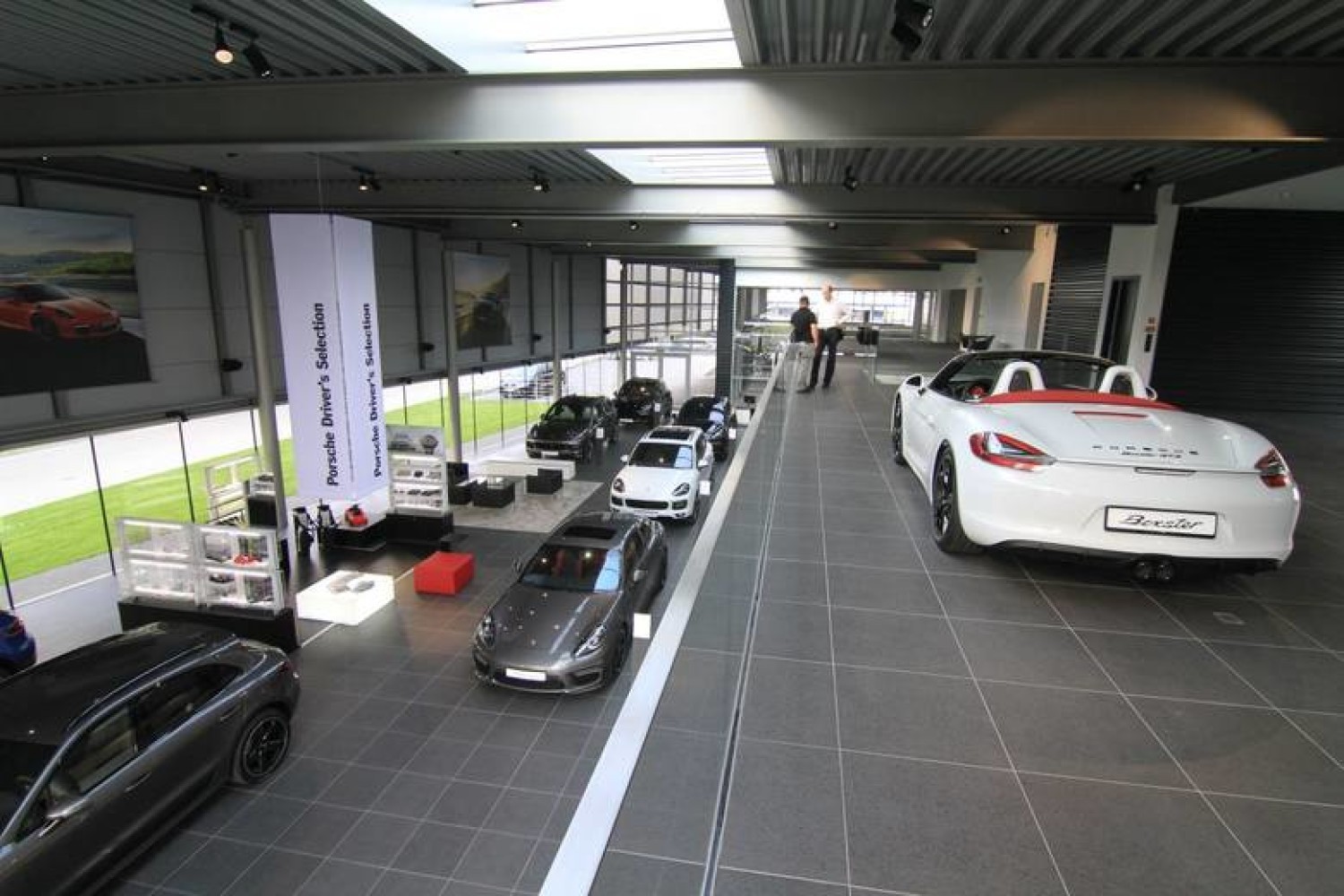 We Wrocławiu otworzono salon Porsche. Ceny od 250 tys
