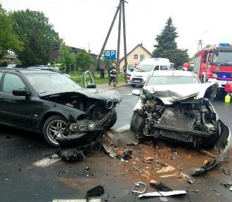 Zderzenie dwóch aut w Malechowie. Trzy osoby poszkodowane. Zdjęcia