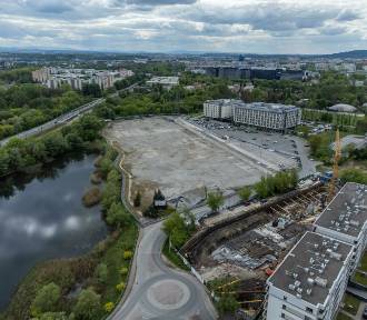 Rok po zburzeniu krakowskiej Plazy. Wielki "basen" wciąż pusty. Co dalej?