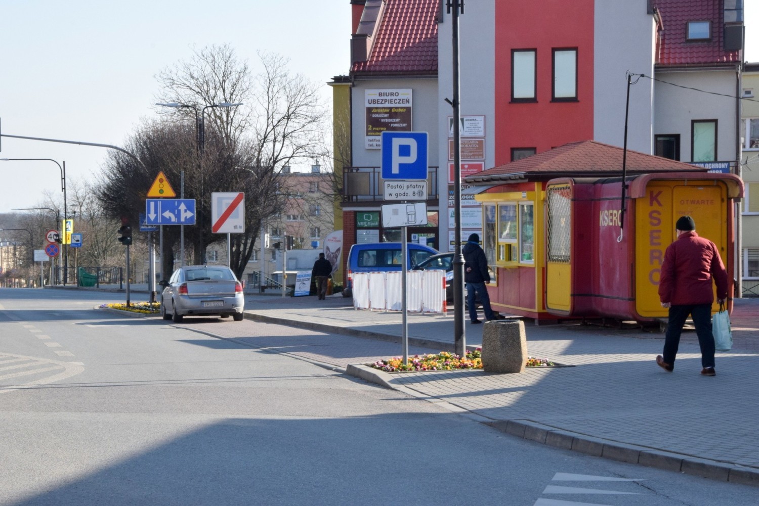 Busko-Zdrój w czasach koronawirusa. Puste ulice miasta, mniej samochodów. Kolejki przy aptekach ZOBACZ ZDJĘCIA
