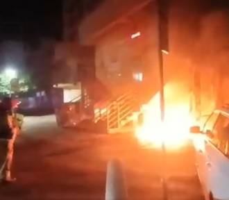 Nocny pożar na Bulwarze Ikara: Ogień zagroził sklepom i samochodom