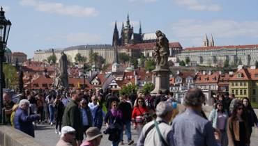 Most Karola w Pradze żyje przez całą dobę. Odwiedzają go tłumy turystów (wideo)