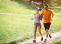 Fitness na świeżym powietrzu – ranking przydatnych akcesoriów i sprzętu treningowego do ćwiczeń na zewnątrz w gorące, letnie dni