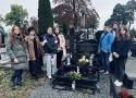 Młodzi wolontariusze odwiedzili groby byłych członków zespołu Teatru Powszechnego w Radomiu