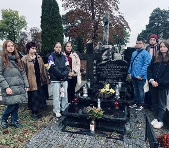 Młodzi wolontariusze odwiedzili groby byłych członków zespołu teatru w Radomiu [FOTO]