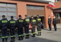 Poddębiccy strażacy PSP uhonorowali Narodowe Święto Flagi ZDJĘCIA