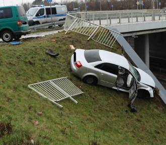 Fatalny wypadek w Radomiu. Jedno z aut niemal spadło z wiaduktu! [ZDJĘCIA]