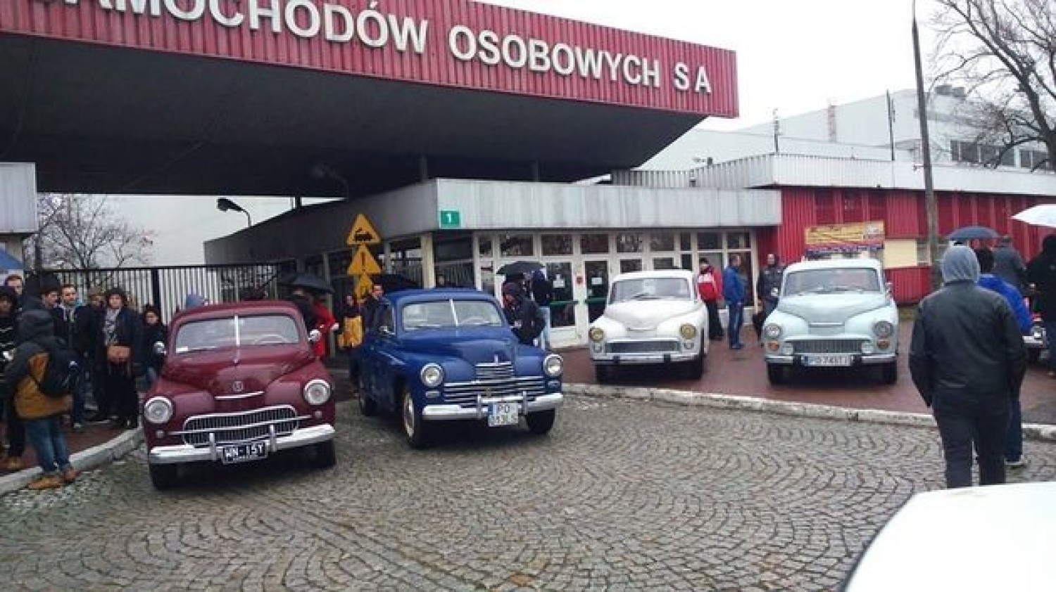 Foto: Jarosław Franciszek Furmaniak63 letnie Warszawy przed główną bramą FSO Warszawa na Żeraniu przy ul Jagiellońskiej 88