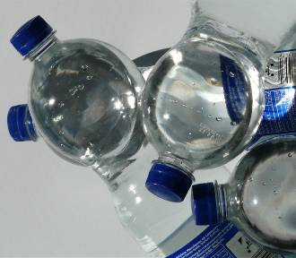 Klienci nie wiedzą co piją. Inspekcja handlowa sprawdziła wody mineralne i smakowe. Jak mądrze 