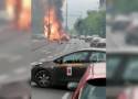 Wypadek w al. Niepodległości w Warszawie. Samochód elektryczny uderzył w słup i stanął w płomieniach