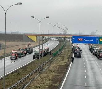 Protest rolniczy w powiecie poddębickim. Autostrada A2 zablokowana na dwa dni FOTO
