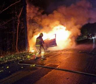 Samochód stanął w ogniu po uderzeniu w drzewo. Kierowca zdążył wyjść