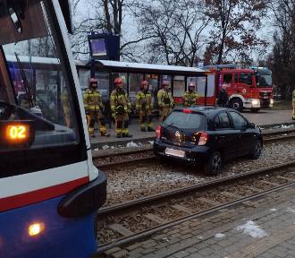 Samochód na torach tramwajowych w Bydgoszczy. Niebezpieczne zdarzenie na przystanku