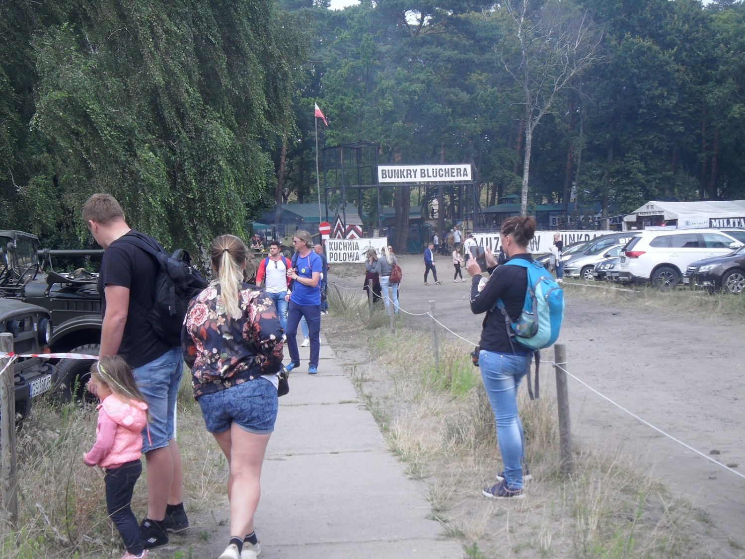 Czołgi i inne pojazdy wojskowe opanowały kurort