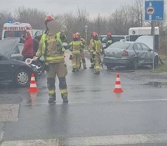 Wypadek na skrzyżowaniu na północy Krakowa. Zderzenie trzech samochodów