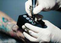 Tusze do wykonywania tatuaży mogą być niebezpieczne! Inspektor sanitarny ostrzega