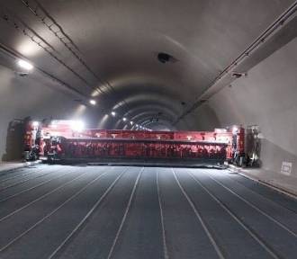 Drogowcy rozpoczęli asfaltowanie jezdni w tunelu pod Luboniem Małym