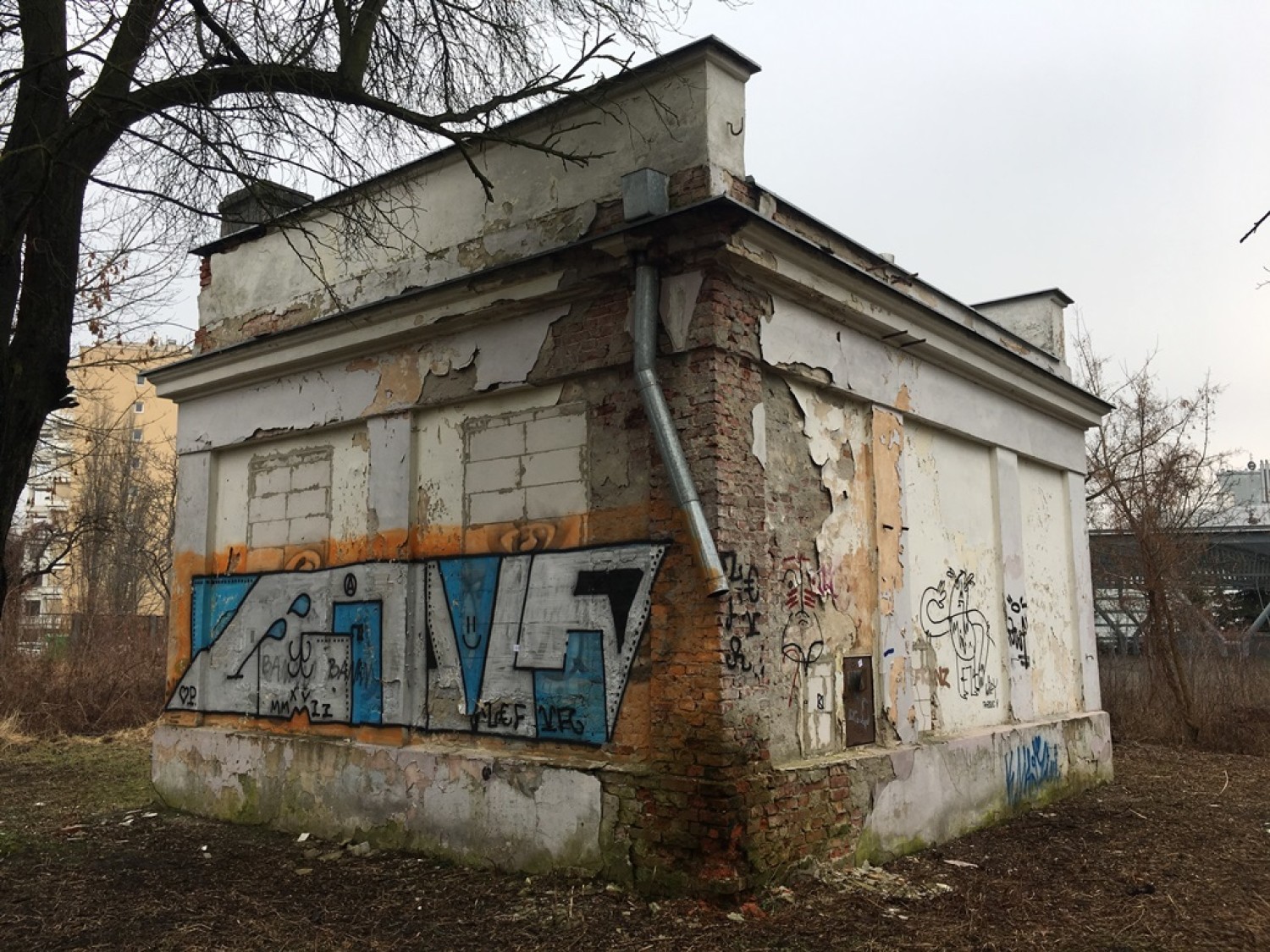 Szkoła w Warszawie z wyjątkowym wejściem. Do środka dostaniemy się przez zabytkową pompownię