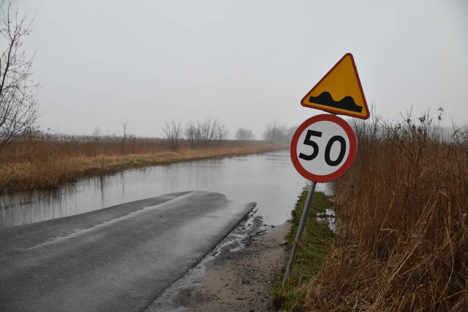 Koniec problemów na drodze powiatowej Żabno - Grzybno. Powiat Śremski wyremontuje podtapianą drogę [zdjęcia]