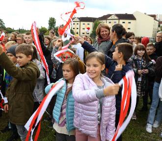 Uczniowie  i przedszkolaki z Leszna razem zaśpiewali  hymn na ulicy  Wybickiego