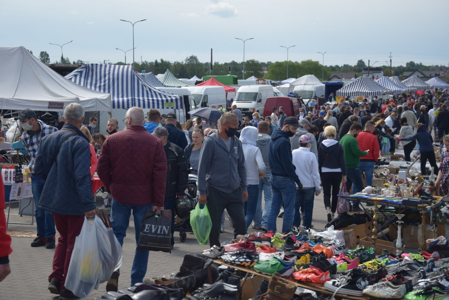 Giełda Kaliska pełna kupujących i handlujących. Jedni i drudzy zachowywali ostrożność