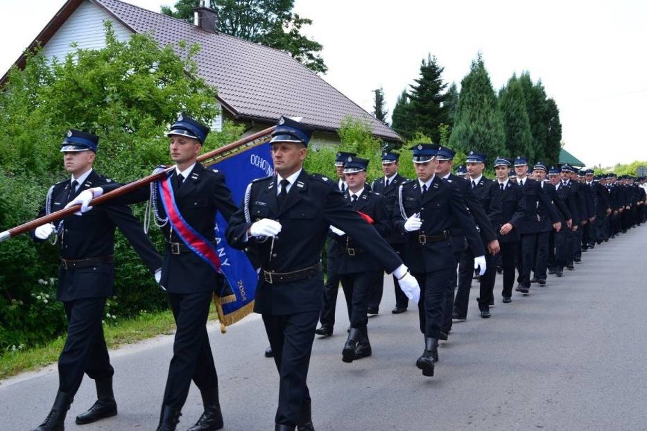 Uroczysty przemarsz strażaków przez Stany na uroczystość upamiętniającą setną rocznicę istnienia straży