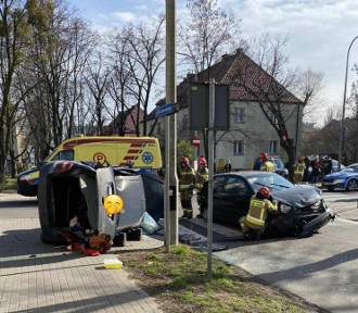 Zderzenie volkswagena z renault we Włocławku. 74-latek wymusił pierwszeństwo. Zdjęcia