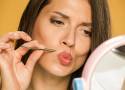 Damski wąsik to zmora wielu kobiet. Zobacz, jak go usunąć domowymi sposobami i cieszyć się atrakcyjnym wyglądem bez włosków nad ustami