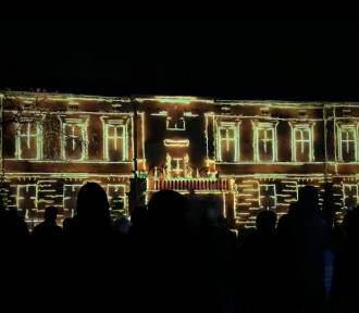 Wideomapping w Piasecznie. Na fasadzie budynku wyświetlono niezwykły pokaz
