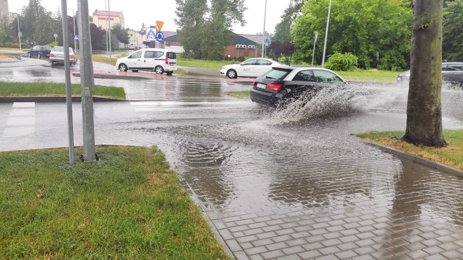 Deszcz To Wyjątkowo Obfity Opad Który Może Doprowadzić Do Powodzi Nawałnica nad Żarami. Park i rondo przy Alei Jana Pawła II w Żarach