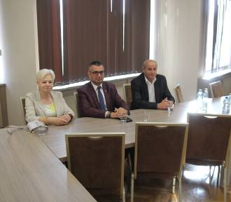 Krzysztof Kubów wręczył burmistrzom i wójtom promesy na pieniądze na inwestycje.