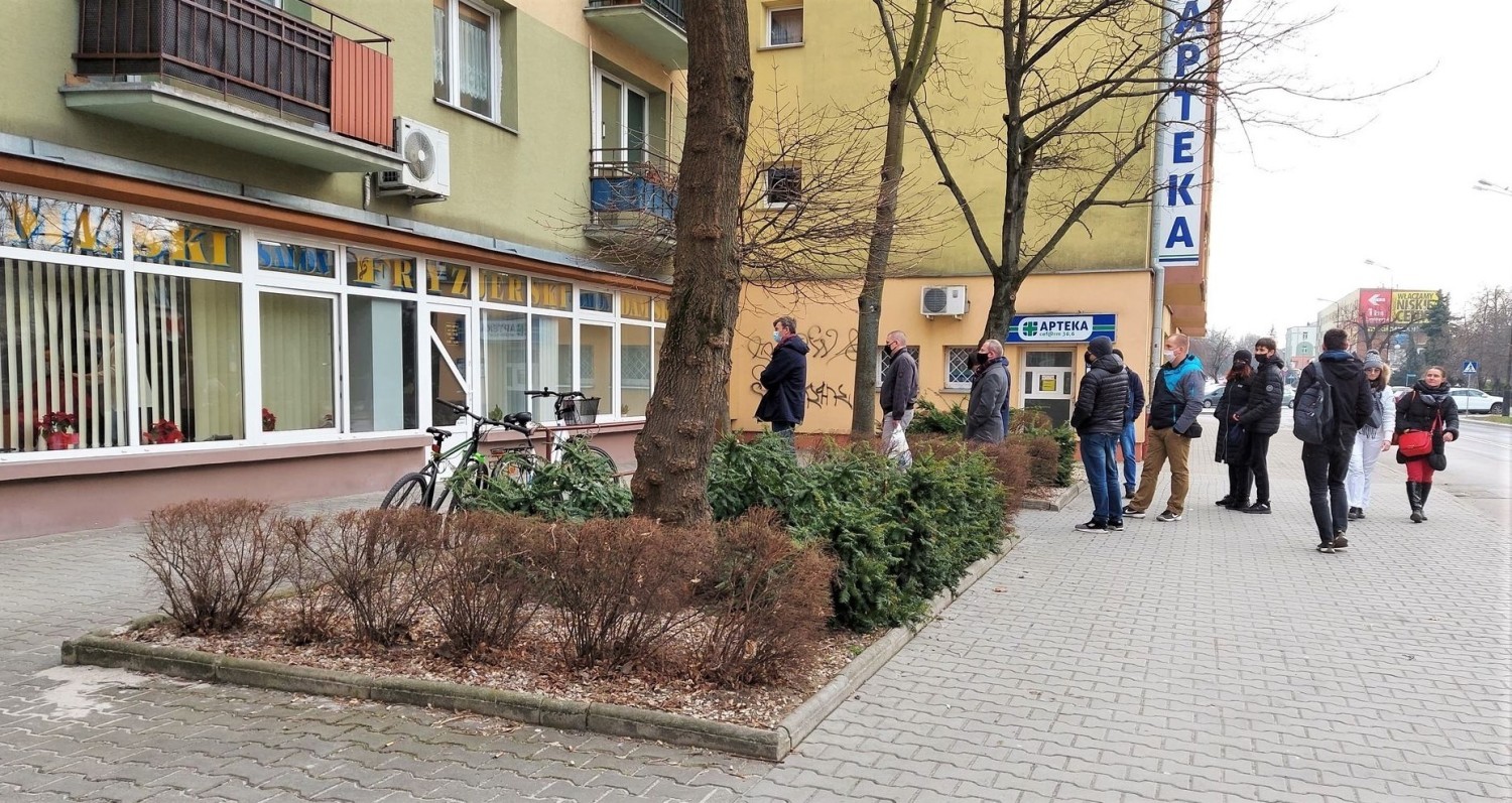 Długie kolejki do fryzjera w Tarnobrzegu! To reakcja na lockdown. Wszyscy chcą zdążyć przed zamknięciem salonów