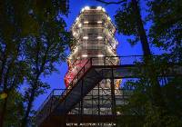 Wieża widokowa w Wałbrzychu nocą cudnie podświetlona. W dniu otwarcia wejście darmowe