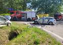 Zderzenie dwóch samochodów na skrzyżowaniu w Blanowicach. Pojazdami jechało łącznie sześć osób. Jedną zabrano do szpitala. ZDJĘCIA