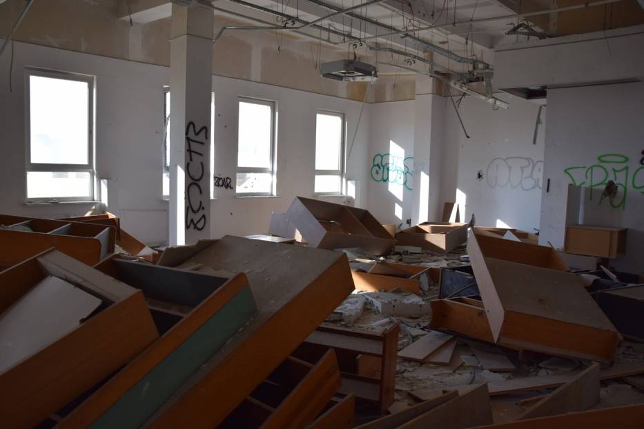 Co z pozostałościami po szkole Almamer? Budynek przy Wolskiej 43 straszy od lat