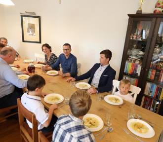 Premier Mateusz Morawiecki na obiedzie w Siemianowicach. Wizyta u śląskiej rodziny