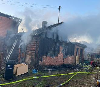 Pożar dwóch budynków w Sławkowie. Trzynaście zastępów straży pożarnej w akcji