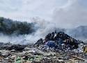 Ogromny pożar wysypiska śmieci w Niedźwiedziu. Gasiły go 23 jednostki straży pożarnej