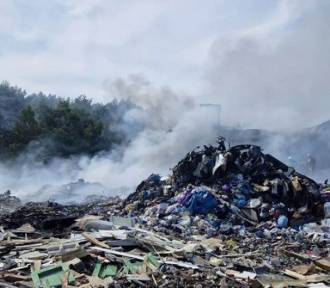 Ogromny pożar wysypiska śmieci w Niedźwiedziu. Gasiły go 23 jednostki straży pożarnej