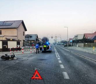 Zderzenie osobówki z motorowerem. 69-letni kierowca jednośladu trafił do szpitala