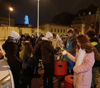 Bezdomnych i potrzebujących z każdym rokiem w Poznaniu przybywa. Pomóżmy im!
