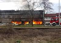 Pożar w hali produkcyjnej w Kętach. Płonęły bele papieru. Ogień ugaszono