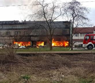 Pożar w hali produkcyjnej w Kętach. Płoną bele papieru