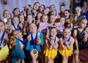 Medale i puchary dla ATS "Jaskółki" z Piotrkowa podczas Dance Challenge Poraj Cup. Piotrkowskie tancerki zachwyciły jurorów. ZDJECIA, WYNIKI