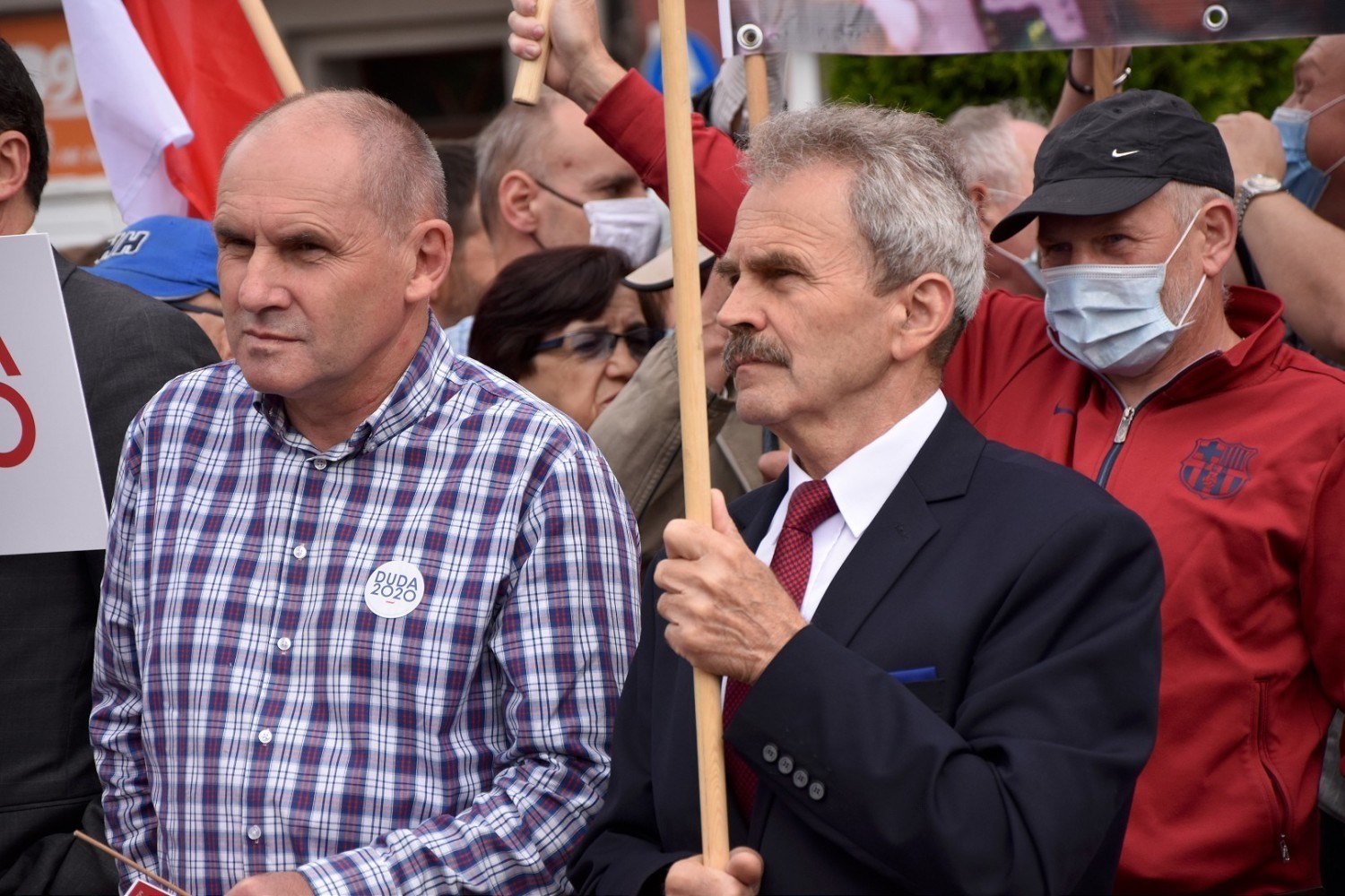 Stanisław Tadej wśród zwolenników PiS na spotkaniu z premierem Morawieckim na rynku w Chodzieży
