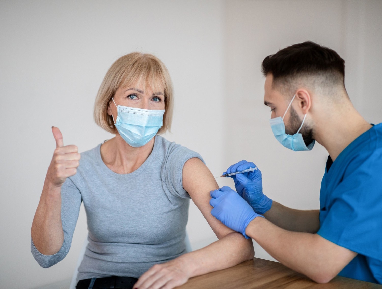 Efektywność programów szczepień jest inna niż skuteczność szczepionek w badaniach klinicznych i stanowi przedmiot trwających badań