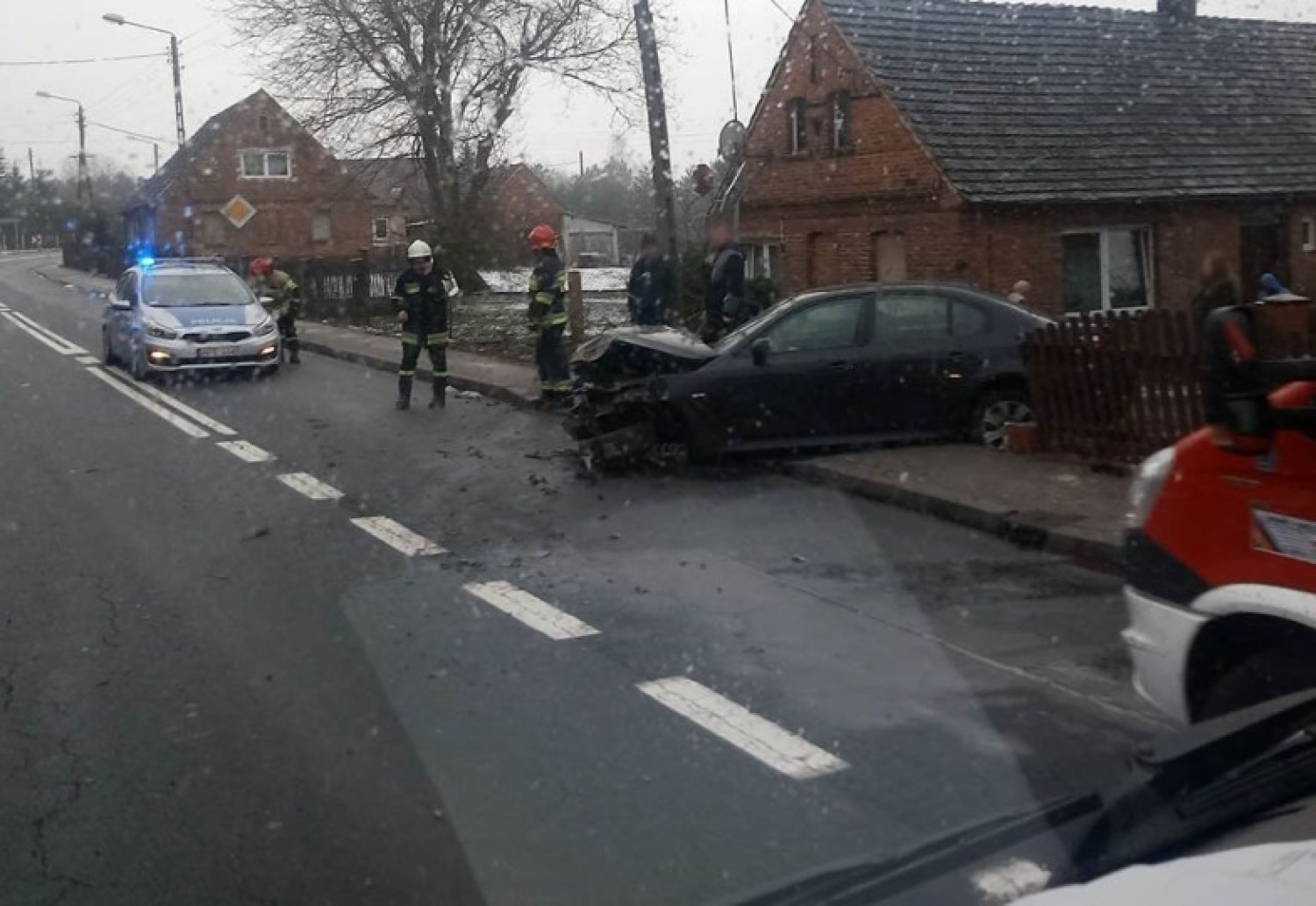 W Buczynach Kierowca bmw wpadł w poślizg, uderzył w słup i ogrodzenie