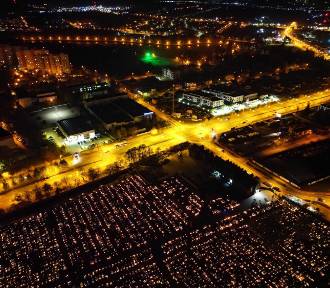 Radomskie cmentarze. Piękne, wieczorne zdjęcia z drona robią wrażenie