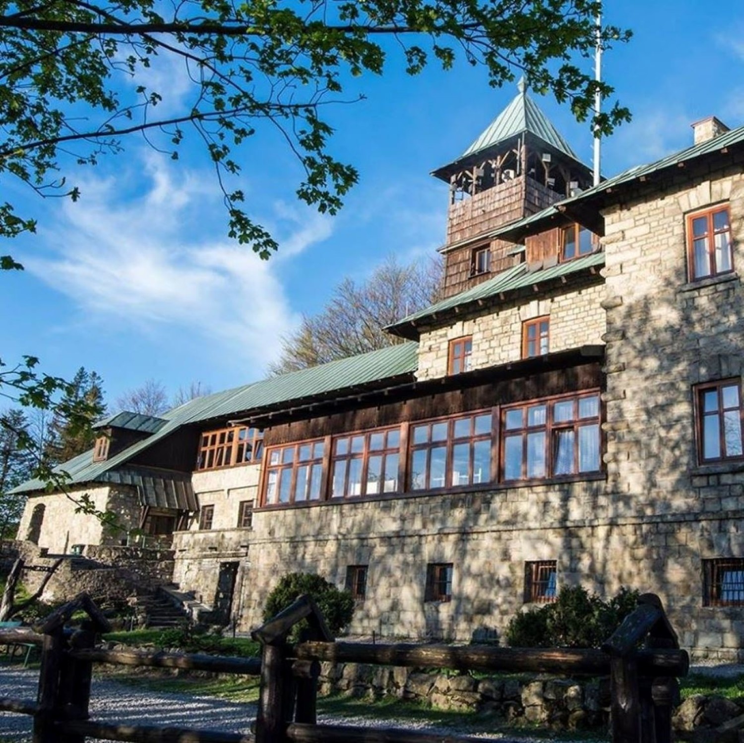 Schronisko PTTK na SzyndzielniSchronisko na Szyndzielni sprzedaż posiłków na wynos uruchomiło w sobotę 25 kwietnia